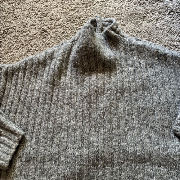 Gray Ribbed Turtleneck Sweater - Picture 3 of 3